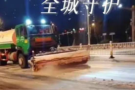 应对冻雨冰雪天气，日照市东港区融雪除冰保道路畅通图片