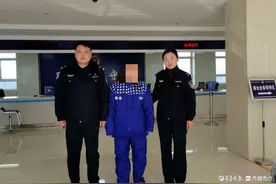 陌生女子上门推销产品？结果抢钱转身就跑！图片