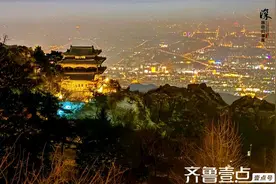 初春泰山之巅，夜幕下的泰城璀璨如画图片