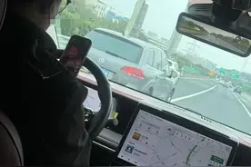 罚50元扣3分！老公开车刷手机看美女，被老婆举报了……图片