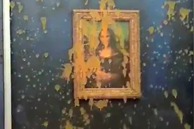 屡遭袭击受损的世界名画《蒙娜丽莎》这次又被泼番茄汤，幸有玻璃罩保护图片