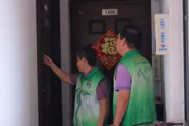 六次上门终于敲开老人家门，换着方言和不同老人沟通，幸福养老路上有一群“老小孩”图片