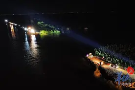 封堵决口不眠夜！直击湖南华容洞庭湖决堤抢险一线图片