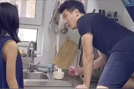 爸爸沉浸式演技实力劝退想养猫女儿 网友：只能说一模一样图片