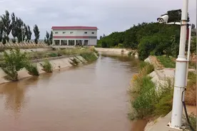 戈壁滩上的用水探索图片