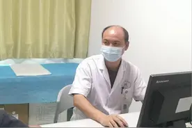 女子狂炫宵夜惹“痔”上身，医生提醒：辛辣刺激食物要节制图片