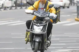 上海市民急煞：外卖变慢！小哥心酸：高温天跑步送单，喘不过气，超时还要被投诉，半天白做图片