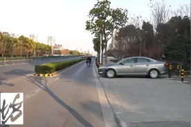 这辆车什么情况？车门一拉就开，后窗玻璃稀碎…图片