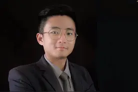 95后小伙的西双版纳创业史：卖过房，演过戏，如今专职拍流水线公主图片