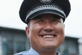 他一笑，我也跟着笑了图片