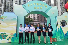 中招咨询会上，职校旅游专业备受家长关注图片