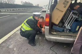 车辆出故障10余名医护人员被困高速路 ​交警伸援手驾驶警车转运护送图片