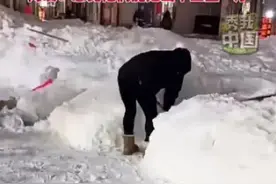 大雪后东北小孩挖出三室一厅：雪堆下面挖地道，玩得老嗨了！图片