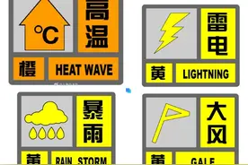 危险！一姑娘雷雨天遭遇离奇一幕！网友喊话：还不快跑？图片