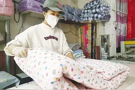 不怕脏不怕累 弹棉花弹出幸福生活图片