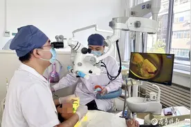 烟台一女子牙齿反复酸胀疼痛，竟是藏在牙里16年的铅笔芯作怪图片