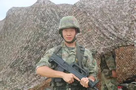 退役女兵送未婚夫二次入伍，甜蜜出征→图片