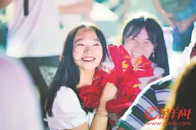 七夕夜！999对单身男女相约丹霞山图片