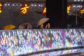 陆家嘴现梦幻“光之环”，魔都夜色璀璨夺目图片