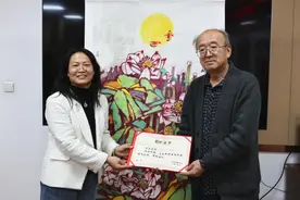 赵先闻、王强向市图书馆捐赠国画作品和学术专著图片
