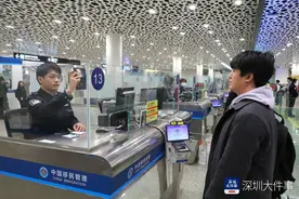 过境免签全面放宽优化，机场迎深圳口岸首位享受新政便利旅客图片