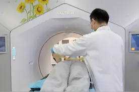 心电图室里有温度的无菌棉球，放射治疗医生跑出来的热水袋热敷保温盒！他们筑起寒冬里的温暖“医线”图片