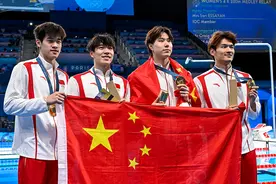 惊天逆转！潘展乐生日礼：中国游泳队男子混接历史性摘金图片