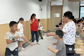音乐课开唱，“托尼”老师免费开剪，实录富阳临时安置点的生活图片