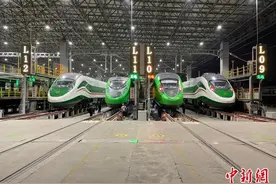 CR200J1-C型“复兴号”动车组首次亮相西北 “人车互动”更贴心图片