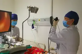 女子咳嗽两年疑是肺癌，结果出人意料，这个吃饭时的坏习惯很多人有图片