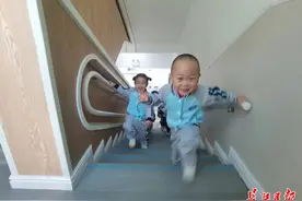 把小班教室调到二楼，孩子们有了这些变化图片