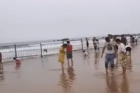 青岛一海水浴场装围栏引热议，浴场：该区域为礁石区有暗流，围栏已设置十余年图片