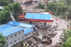 四川雅江突发泥石流，附近商家：泥水冲到店门口，店内停水停电图片