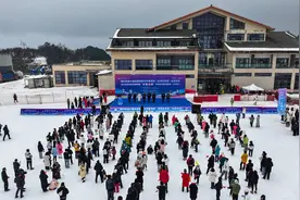 四川省第七届全民健身冰雪季活动在巴山大峡谷罗盘顶滑雪场开幕图片
