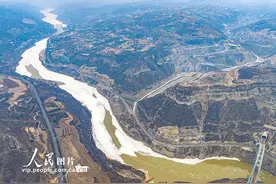 山西运城：黄河冰封 蔚为壮观图片