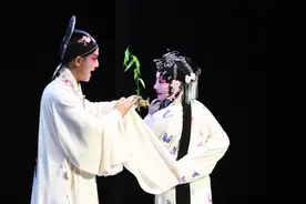 如花美眷二十年！青春版《牡丹亭》原班人马归来，南大庆演再唱“原来姹紫嫣红开遍”图片