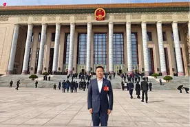何小鹏建议：开展停车场无人驾驶低速泊车、取车试运营，开发智驾保险产品图片