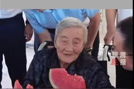 出生于武汉的“西瓜院士”走红，吃瓜当不忘种瓜人图片