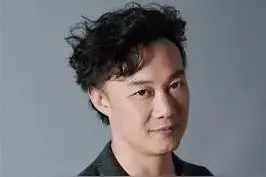 【每日听首粤语歌】陈奕迅 | 当世事再没完美，可远在岁月如歌中找你图片