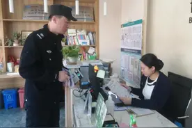 反诈宣传进商铺 警民携手促平安图片