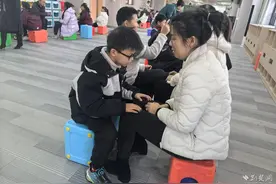 角色扮演互换身份 黄陵小学亲子活动暖意融融图片