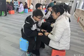 角色扮演互换身份 黄陵小学亲子活动暖意融融图片