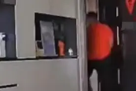 妈妈晕倒后小孩求助邻居夫妻，经120连线指导成功救醒视频封面
