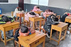 湖南浏阳：课桌椅变“午睡床” 学生幸福感“爆棚”图片