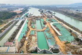 【开年看一线】江河交汇口船闸改造加速  智能装备赋能跨江大桥建设图片