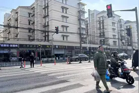 缓解道路“肠梗塞”难题，水电路斑马线添两组红绿灯图片