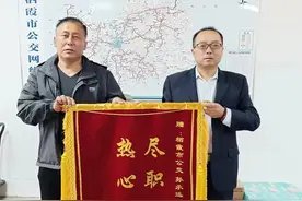 栖霞公交司机暖心助力学生回家图片