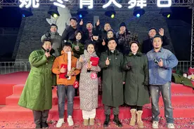 退役女兵姚冬青：冬日燃起舞台上的“一团火”图片