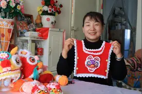 ​鹤庆非遗线编：一针一线钩织出“花花世界”图片
