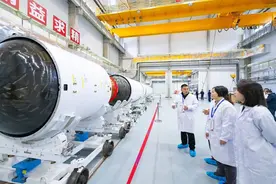 将执行“一箭八星”任务 第二枚“四川造”民营商业运载火箭在资阳出厂图片
